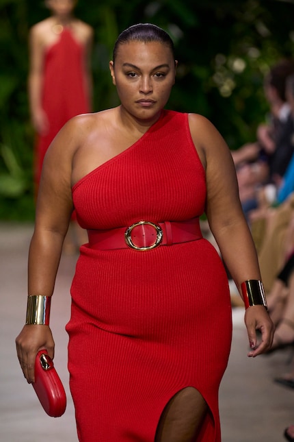 Un abito rosso asimmetrico e braccialetti: una combinazione di tendenza da Michael Kors per l'estate '23.