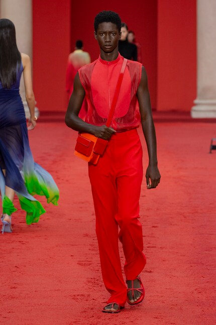 Una volta che ti sei innamorata del colore rosso: La collezione estate '23 di Ferragamo.