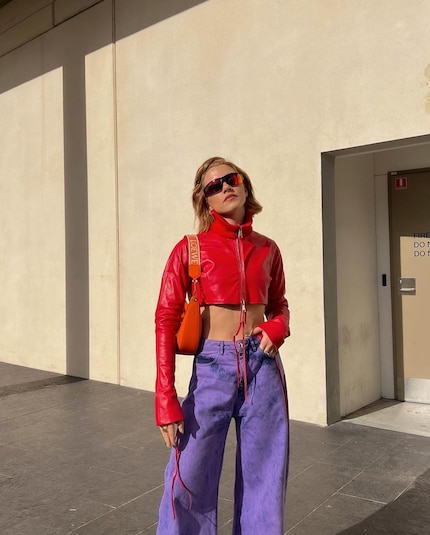 Colori intensi: L'influencer Maxine Wylde indossa il rosso con il viola.