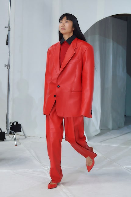 Oversized, pelle, rosso - Marni combina diverse tendenze in un unico look nella collezione invernale '23.