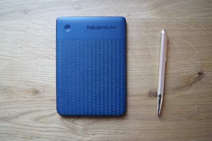 Made from recycled plastic from the sea. The wavelike grooves on the back of the Kobo Clara 2E symbolise this.