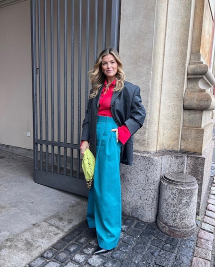 Rosso abbinato a ciano e grigio scuro - oltre a un tocco di colore verde neon.