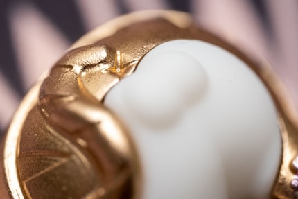 Nebst den Hoden ist auch der Anus nachgebildet.