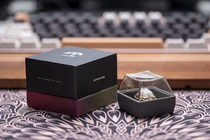 Die Verpackung des Zomoplus Katzenpos macht auf High End, wirkt aber trashig.