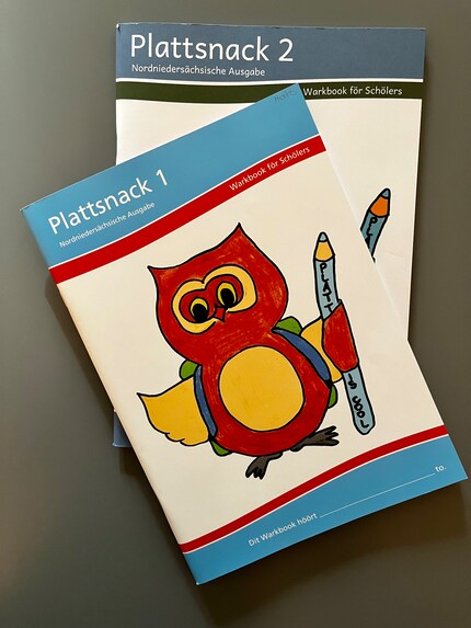Nele Ohlsen created the textbook «Plattsnack», which she uses to teach Low German at primary school. The owl on the cover, who’s name is Okke, was also her idea.