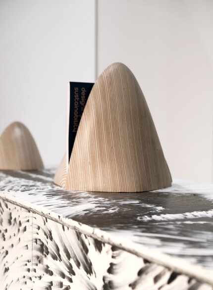 Kein gebrochenes Gestein: Die Tischplatten bestehen aus Kunststoffabfällen.