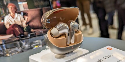 Gold is not a widely used colour for headphones.