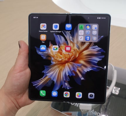 Le smartphone en position ouverte.