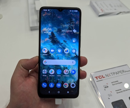 No reflections and no fingerprints on the matte display. The blue colouring in the photo is due to the camera and the lighting at the trade fair stand.