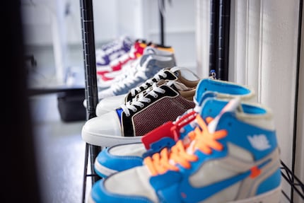 Dans l’étagère d’après, les chaussures attendent d’être déposées ou retirées.