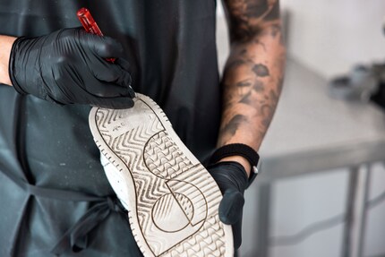 Nettoyage de la semelle à la main...