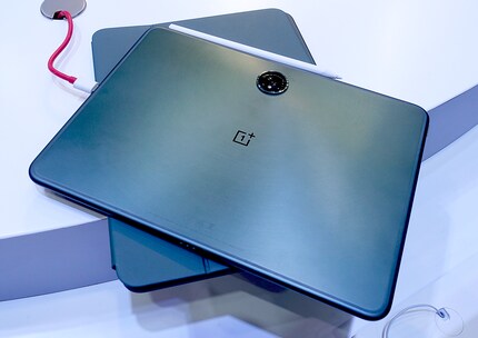 Le dos est élégant et la caméra prometteuse.