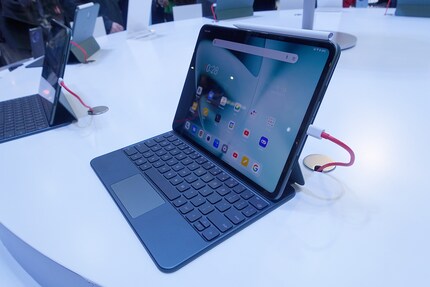 Un clavier et un stylet sont proposés comme accessoires.