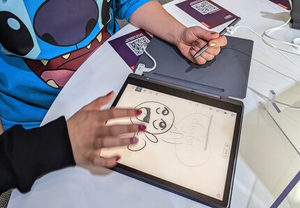 Le stylet se range facilement dans le compartiment prévu à cet effet.