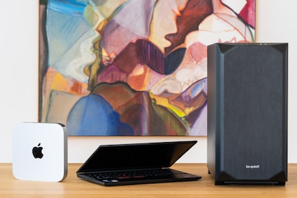 Tre dei dispositivi di prova: Mac Mini, Lenovo ThinkPad E15 e un PC autocostruito.