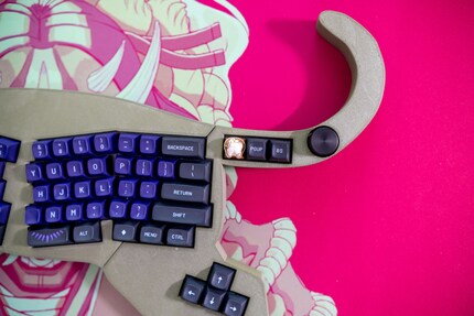 Des commandes supplémentaires sont situées sur la queue de FinnGus.