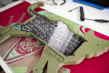 L'intérieur de FinnGus est visible à travers une vitre en verre acrylique.