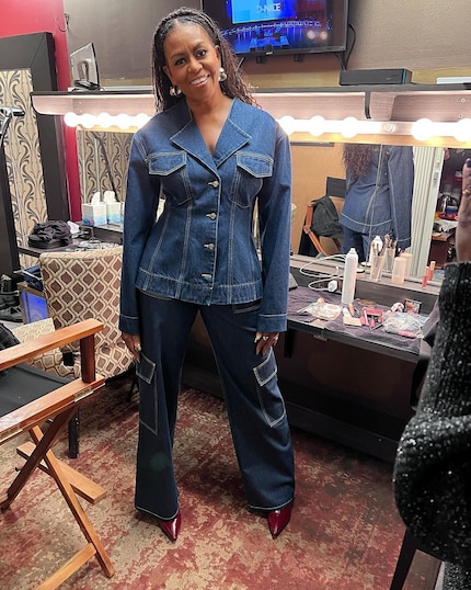 Sie ist klar Fan von Cargos: Hier trägt sie einen Denim-Look von Ganni.