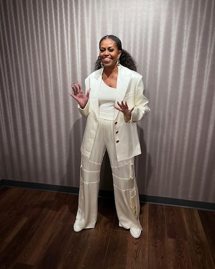 Michelle Obama in einem seidigen Zweiteiler von Balmain.