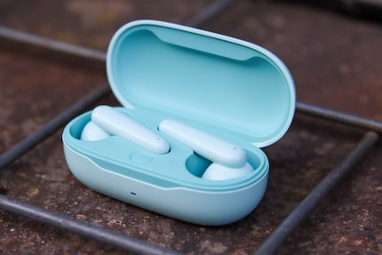 The Freebuds SE in their case – the right bud on the right side and the left one on the left.