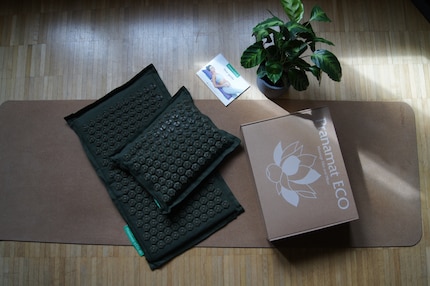 The Pranamat ECO comes in a beautiful cardboard box including a brochure with use tips.
