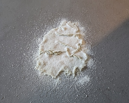 Non appena ho cosparso la polvere sulla pozza di urina, Pikosch ha legato il liquido.