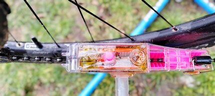 La petite ouverture de remplissage du nettoyeur de chaîne s’avère délicate pour le dégraissant de BBB.