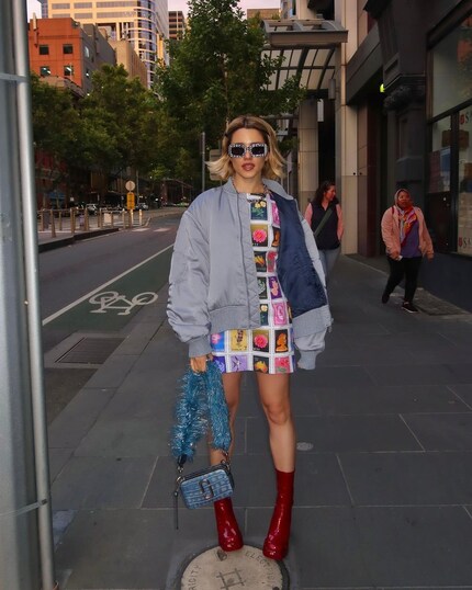 Un bomber in raso completa perfettamente questo look funky.