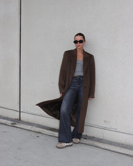 Il maxi cappotto marrone appare qui casualmente elegante.