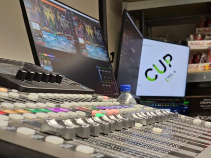 Everything is ready in production shortly before the start of the stream.