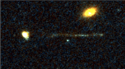 Ein entflohenes Schwarzes Loch | Ein schmaler Streifen junger Sterne befindet sich ausserhalb der Galaxie. An der Spitze des Streifens vermuten Wissenschaftler ein extrem massereiches Schwarzes Loch, das aus der Galaxie geschleudert wurde.