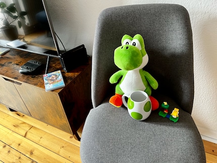 Mon Nintendo-Merch se compose actuellement d'un Yoshi en peluche, d'un Yoshi en Lego et d'une tasse Yoshi. Un singe à la Donkey Kong viendrait donc perturber ce troupeau homogène.