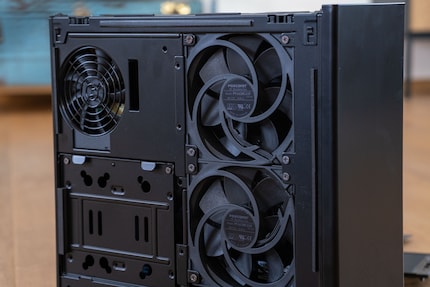 On the back, two large fans dissipate heat.