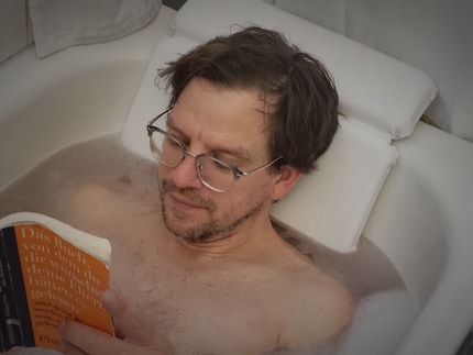 Spesso mi piace fare il bagno e leggere un libro allo stesso tempo.