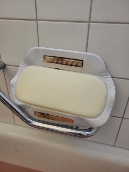 Per fortuna non vedo questo lato sporco del mio vecchio cuscino quando faccio il bagno.