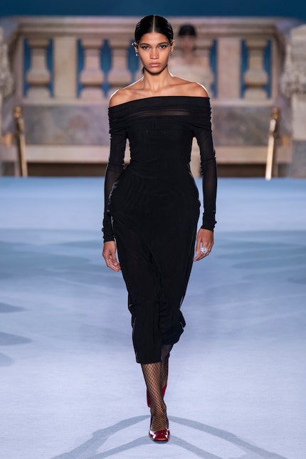 Il marchio Tory Burch mostra come le calze a rete possono essere indossate con una maggiore eleganza.