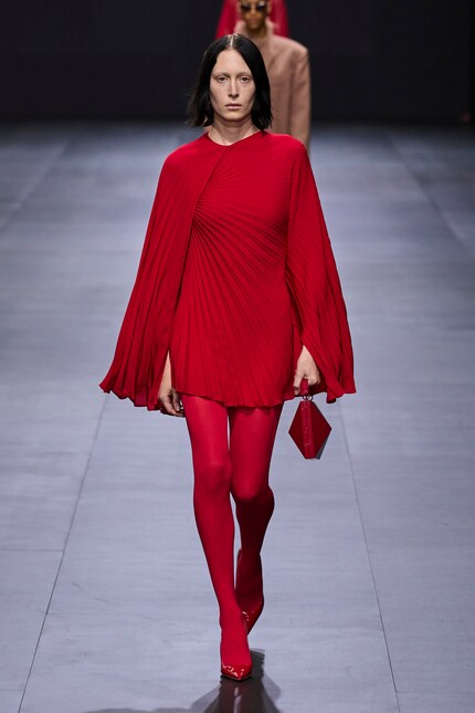 In questo look di Valentino, le gambe – e tutto il resto – sono completamente tinte di rosso.