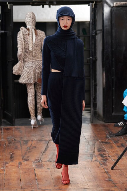 La stilista Talia Byre mostra come le calze rosse possano essere usate in modo discreto.