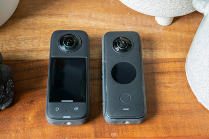 De Insta360 X3 links is gemakkelijker te gebruiken op het grote vierkante scherm dan de Insta360 One X2 rechts met zijn ronde kleine scherm.