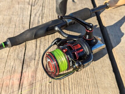 Con una canna leggera e un mulinello leggero si ha più sensazione in acqua.