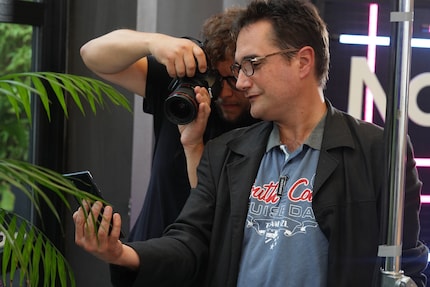 As a mobile phone expert, Jean-Claude Frick can, of course, skilfully hold his smartphone in front of photographers’ lenses.