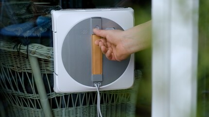 I have to press the button down longer before I can remove the robot from the window.