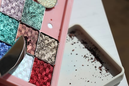 In questo caso ho optato per un ombretto duochrome che, a seconda dell'incidenza della luce, riflette un colore diverso.