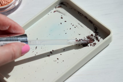 Premere l'applicatore nella polvere ...