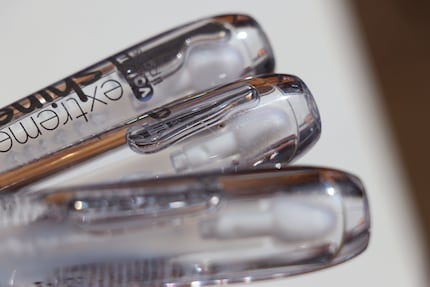 I lucidalabbra trasparenti «Extreme Shine Volume» di essence nel colore «01 Crystal Clear».