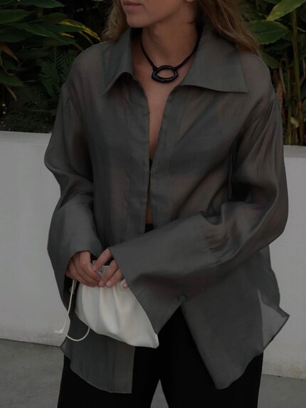 Also an option: knotted on both sides as seen here on influencer Brittany Bathgate.