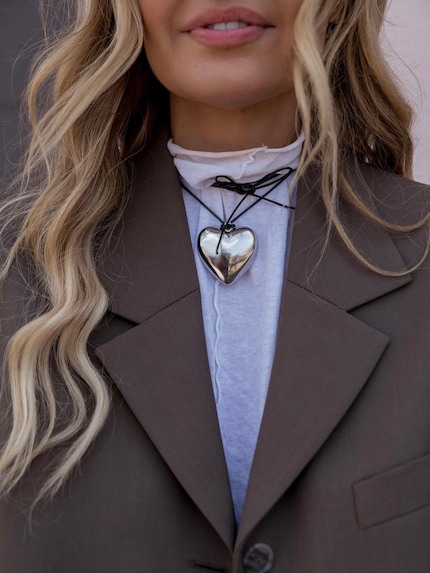 Influencer Elle Ferguson wears the cord double wrapped and tied into a bow.