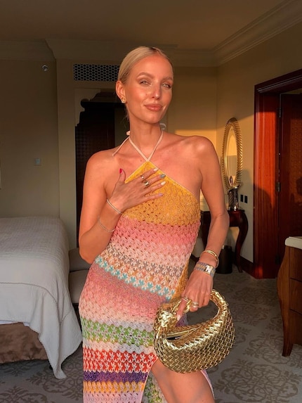 Influencer Leonie Hanne with a golden Jodie bag from Bottega Veneta.