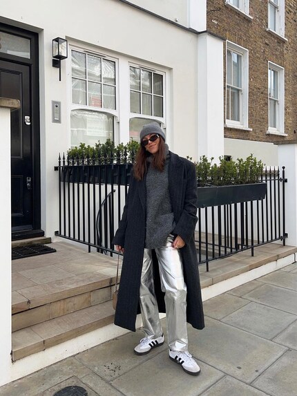 Influencerin Jamie Firth macht das silberne Trendpiece alltagstauglich.