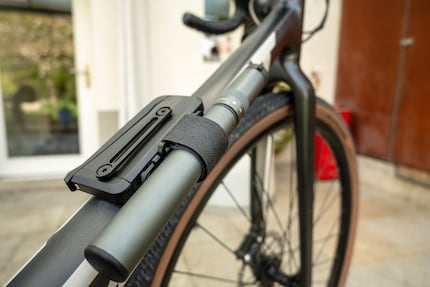 Et l'extérieur aussi a de l'allure. On peut par exemple y fixer une pompe à vélo avec du velcro.